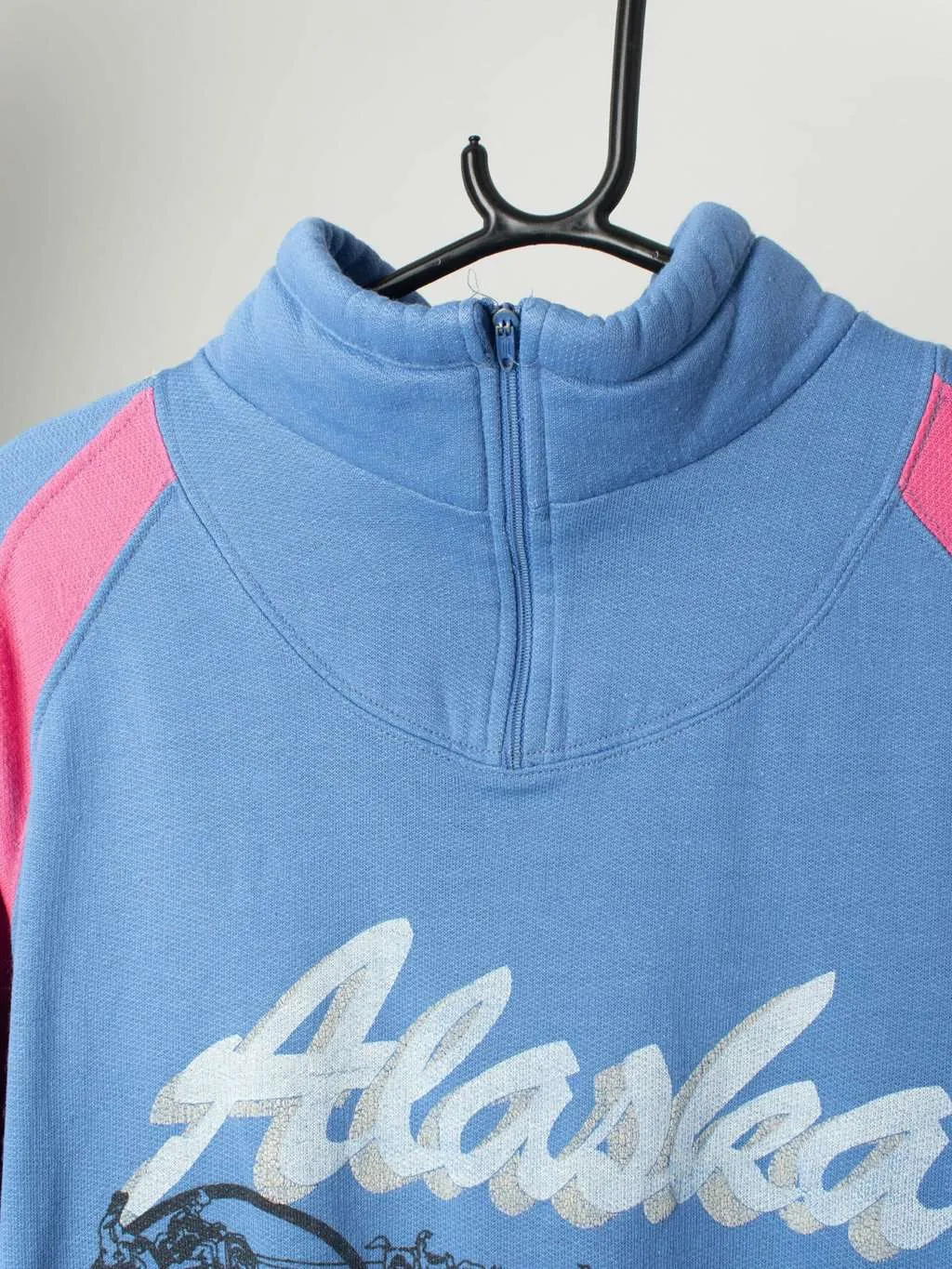 80s vintage blue and pink sweatshirt with large Alaska graphics – Medium