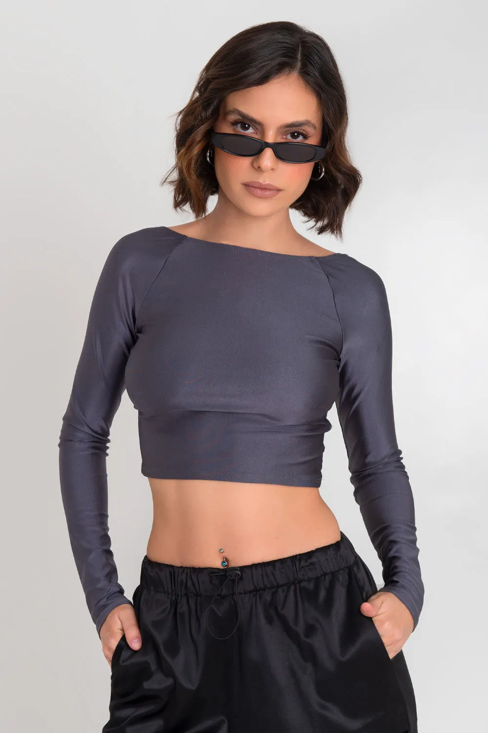 Crop top satinado cuello barco escote espalda