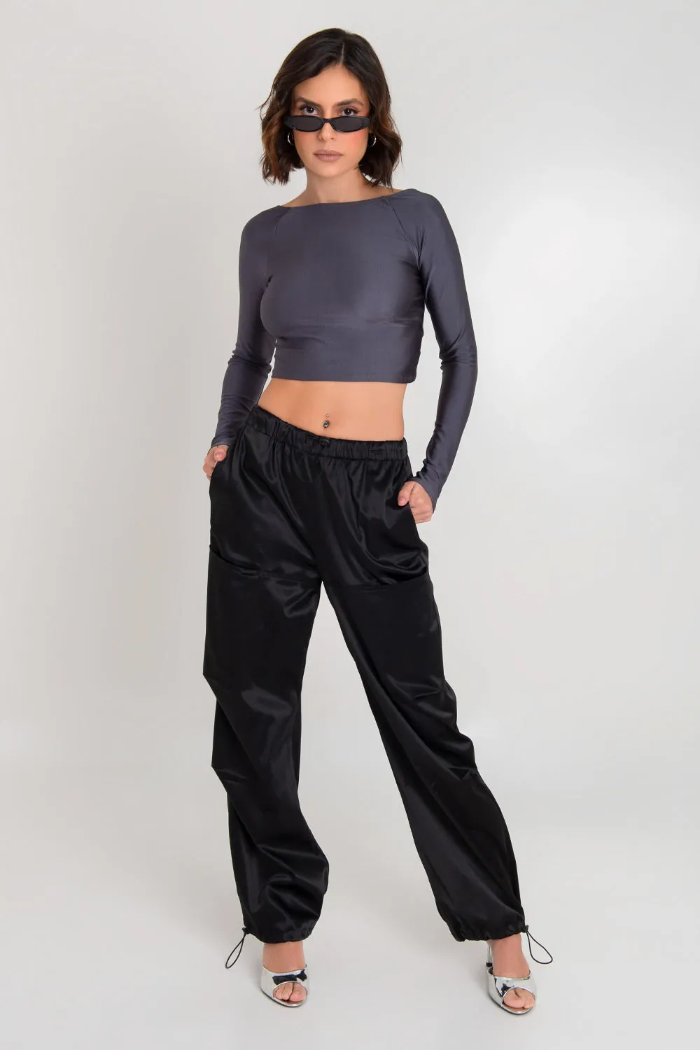 Crop top satinado cuello barco escote espalda