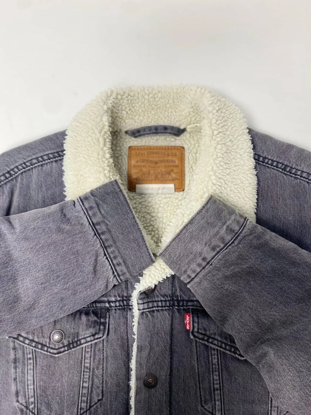 Men’s Levis premium denim sherpa trucker jacket in grey, white collar – Medium