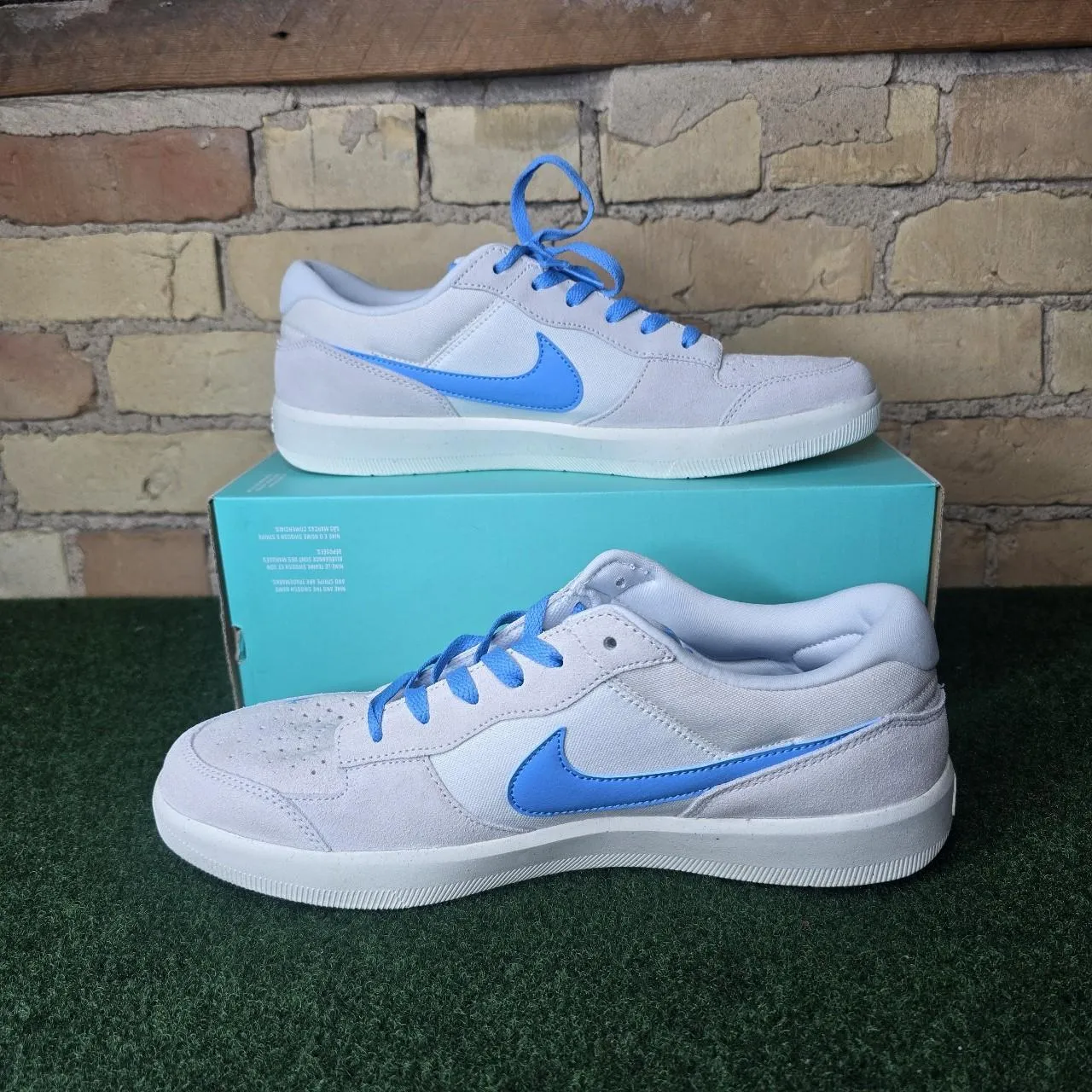 Nike Men's White and Blue Trainers