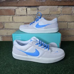 Nike Men's White and Blue Trainers