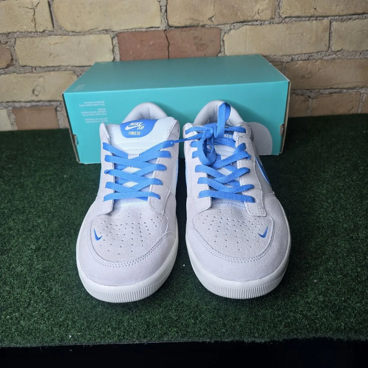 Nike Men's White and Blue Trainers