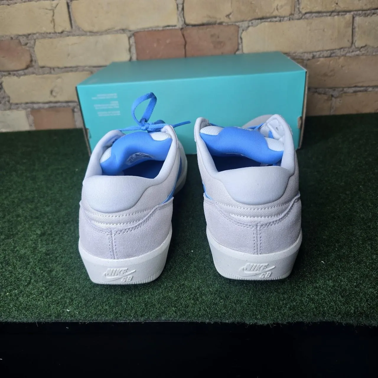 Nike Men's White and Blue Trainers