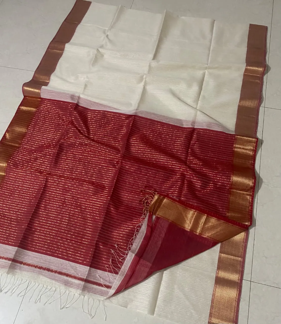 Red and White Maheshwari Handloom Saree - NEWSRISAI001