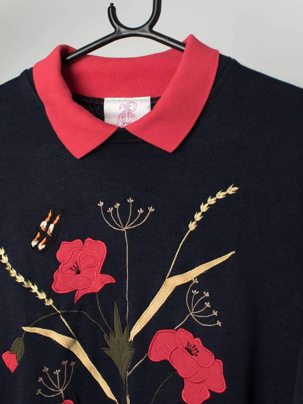 Vintage collared sweatshirt in navy blue with red embroidered poppies – Medium / Large