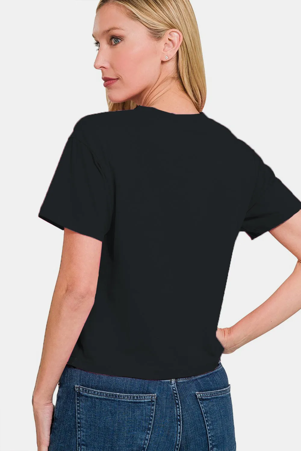 Zenana cropped t-shirt with short sleeves and round neck.